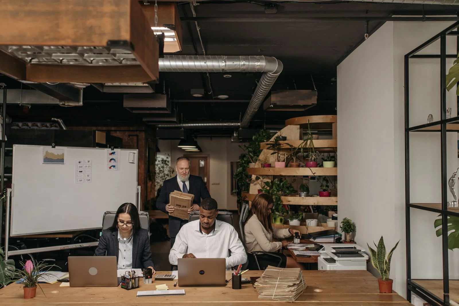 Équipe au travail dans un bureau ouvert